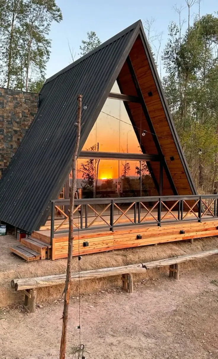 Cabana construída com fachada de madeira
